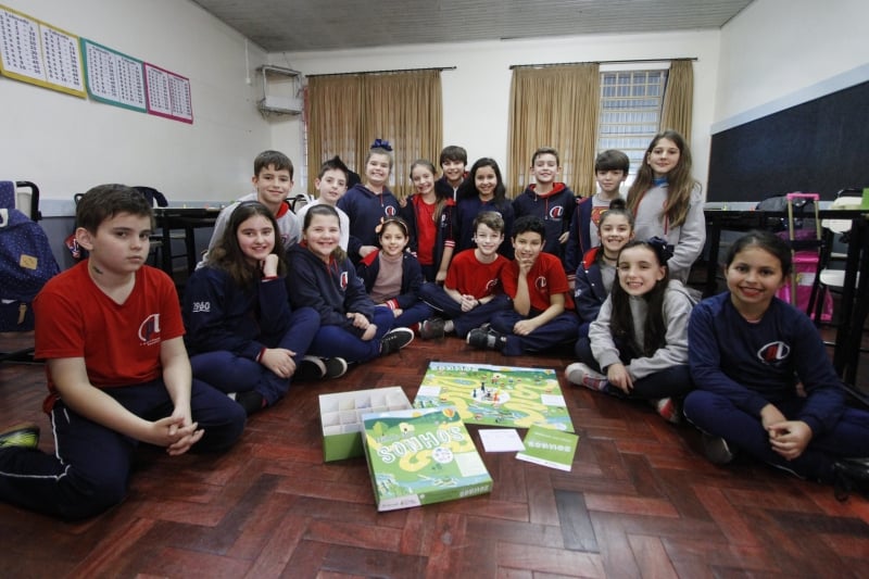 Alunos aprendem a lidar com o dinheiro e a poupar por meio do jogo Trilhas dos Sonhos