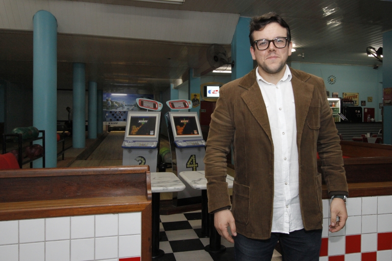 Thiago Araujo, empreendedor � frente 
do Bowling Bar