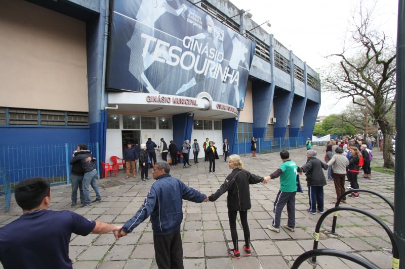 Alunos de projetos fizeram abraço simbólico no ginásio Tesourinha contra transferência de professores