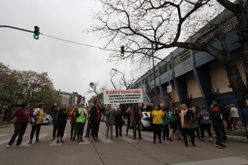 {'nm_midia_inter_thumb1':'https://www.jornaldocomercio.com/_midias/jpg/2018/10/02/206x137/1_mq021018_tesourinha44-8493113.jpg', 'id_midia_tipo':'2', 'id_tetag_galer':'', 'id_midia':'5bb3d2566c4d2', 'cd_midia':8493113, 'ds_midia_link': 'https://www.jornaldocomercio.com/_midias/jpg/2018/10/02/mq021018_tesourinha44-8493113.jpg', 'ds_midia': 'Participantes de projeto com atividades esportivas fazem abra&ccedil;o no Tesourinha em protesto contra retirada de professores de atividades.', 'ds_midia_credi': 'MARCO QUINTANA/JC', 'ds_midia_titlo': 'Participantes de projeto com atividades esportivas fazem abra&ccedil;o no Tesourinha em protesto contra retirada de professores de atividades.', 'cd_tetag': '1', 'cd_midia_w': '800', 'cd_midia_h': '533', 'align': 'Left'}