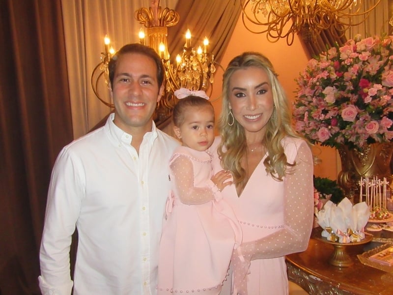 Marcos Vasconcelos Jardim e Christina Gadret Jardim com a filha Martina