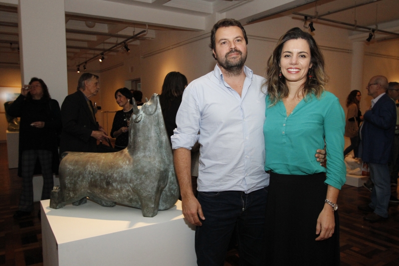 Clóvis Martins Costa, curador da mostra, com Lizângela Torres 