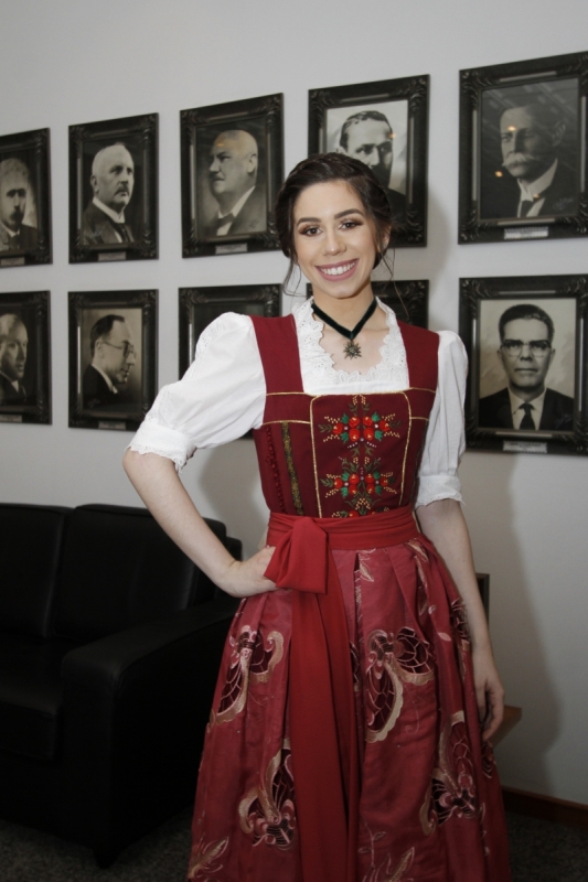 Júlia Gallina Hoffmann, rainha da Oktoberfest 2018 