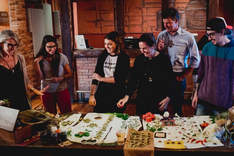 As marcas fizeram uma parceria para o lan&ccedil;amento de produtos no ver&atilde;o que resgatam a ess&ecirc;ncia das empresas Foto: Tati Itat/Divulga&ccedil;&atilde;o/JC