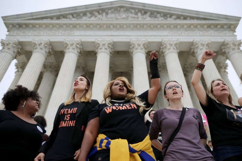 Mulheres protesraam no lado de fora do congresso dos EUA contra a indica��o de Kavanaugh