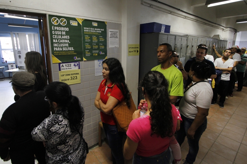 Primeiro turno das eleições foi marcado por filas em diversas seções de votação em razão do sistema