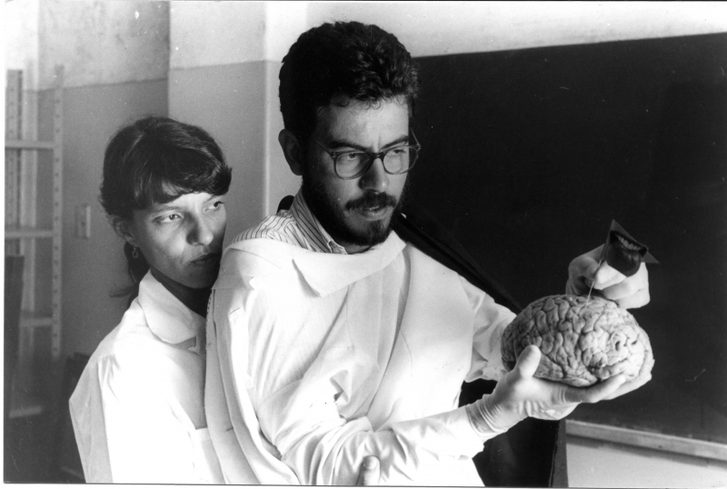 Jorge Furtado, apoiado por Nora Goulart, filma um cérebro em Ilha das Flores