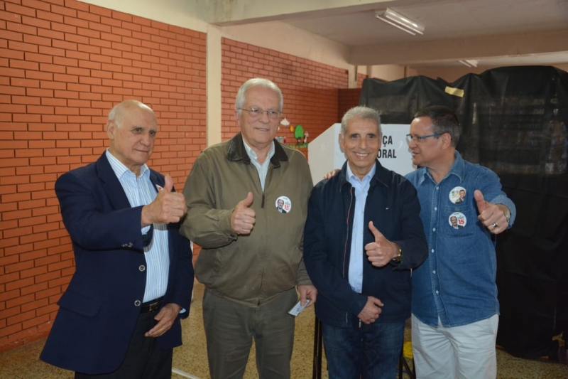 Cairoli votou pela manhã e foi acompanhado pelo senador Lasier Martins (PSD) e os candidatos ao Senado José Fogaça (MDB) e Beto Albuquerque (PSB)