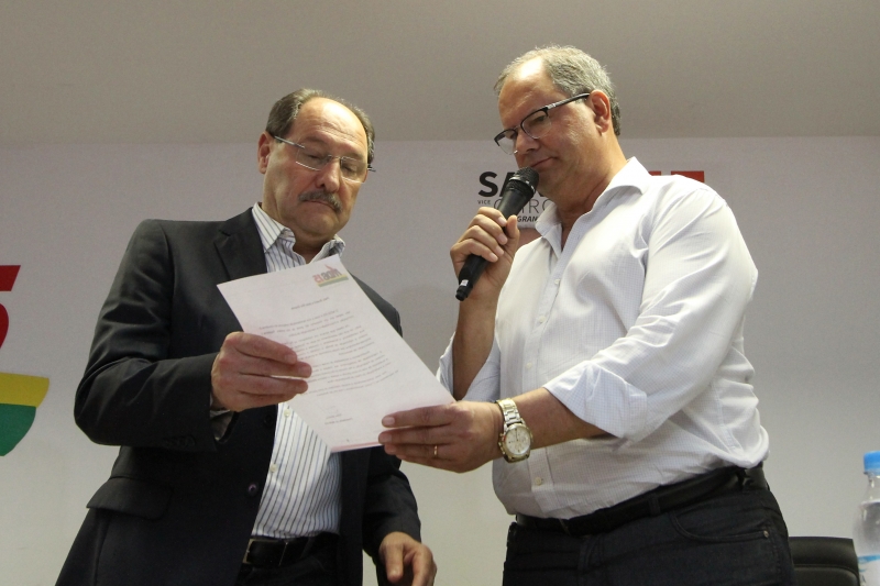 Carta foi lida por Alceu Moreira (d) e entregue ao governador