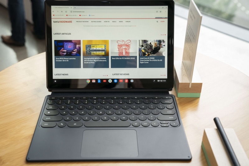 NEW YORK, NY - OCTOBER 9: The new Pixel Slate tablet is displayed during a Google product release event, October 9, 2018 in New York City. The phones will go on sale on October 18 for a base starting retail price of $799 for the Pixel 3 and $899 for the Pixel 3 XL. Google also released a new tablet called the Pixel Slate and the Google Home Hub.   Drew Angerer/Getty Images/AFP
== FOR NEWSPAPERS, INTERNET, TELCOS & TELEVISION USE ONLY == Foto: DREW ANGERER/AFP/JC
