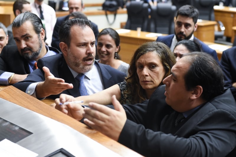 Melchionna (atrás de Ricardo Gomes) assume vaga na Câmara, e Sofia Cavedon e Thiago (direita) vão à AL