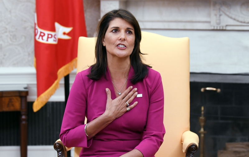 INT - Nikki Haley, embaixadora dos EUA na ONU, renuncia ao cargo 
Nikki Haley, the United States Ambassador to the United Nations speaks during a meeting with US President Donald Trump speaks in the Oval office of the White House October 9, 2018 in Washington, DC. - Nikki Haley resigned Tuesday as the US ambassador to the United Nations, in the latest departure from President Donald Trump's national security team. Meeting Haley in the Oval Office, Trump said that Haley had done a 