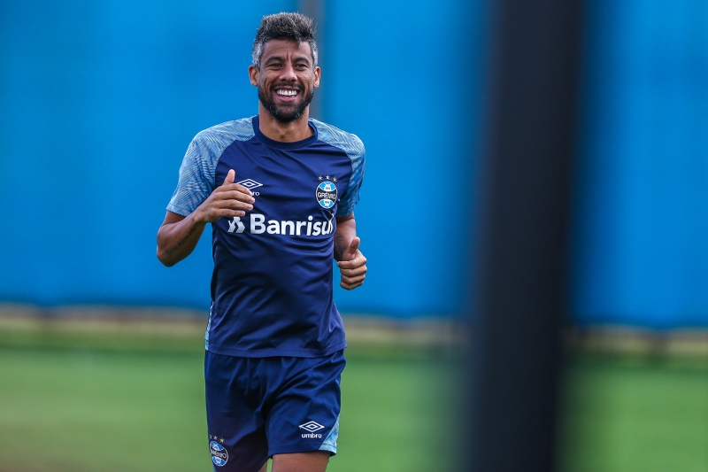 Léo Moura em exercício no CT Luiz Carvalho
