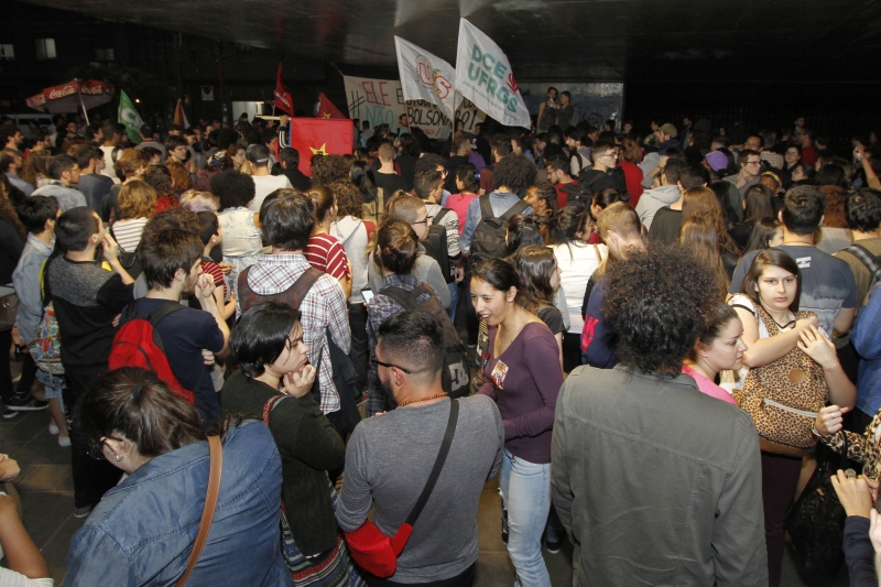 DCE da Ufrgs convoca o ato Estudantes Contra Bolsonaro