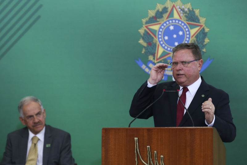 Barbosa (sentado) foi empossado na presidência da Embrapa 