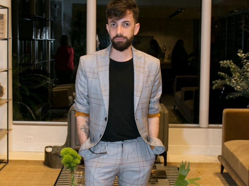 O designer Juarez Cruz assina a nova vitrine da loja Saccaro