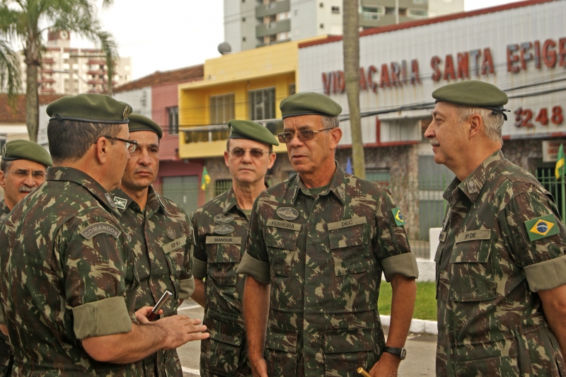 General Oswaldo Ferreira (centro) diz que áreas de infraestrutura e ambiente serão reestruturadas