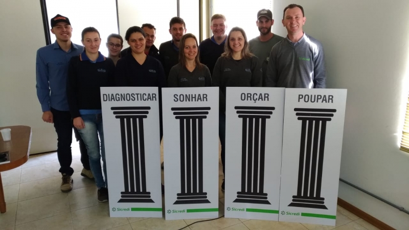 Thums (atrás, à direita) dirigiu a formação na Santa Clara e diz que primeira barreira é diagnosticar despesas