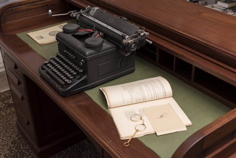 Exposição reúne cerca de 400 itens que ajudam a elucidar ao menos parte do universo do poeta