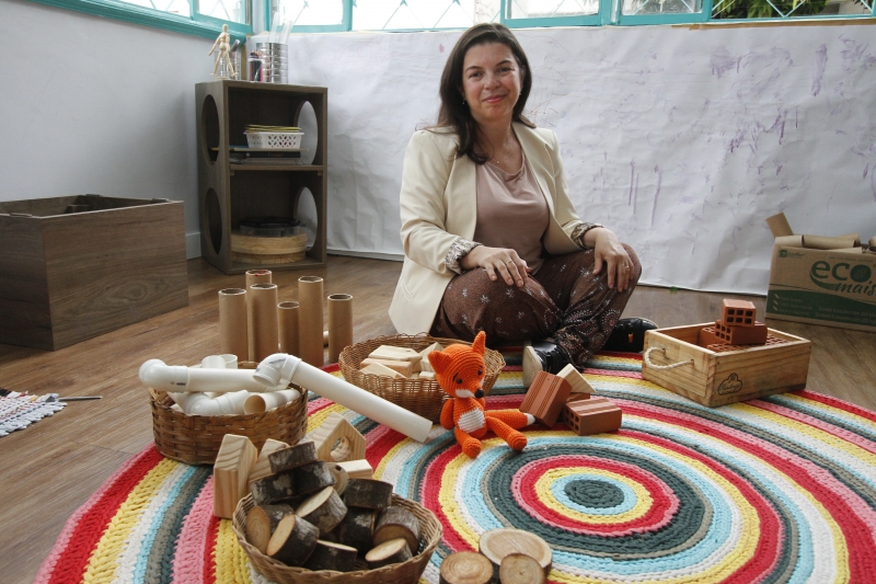 Priscila diz que para trabalhar com crian&ccedil;as &eacute; necess&aacute;rio entrar no mundo delas Foto: LUIZA PRADO/JC