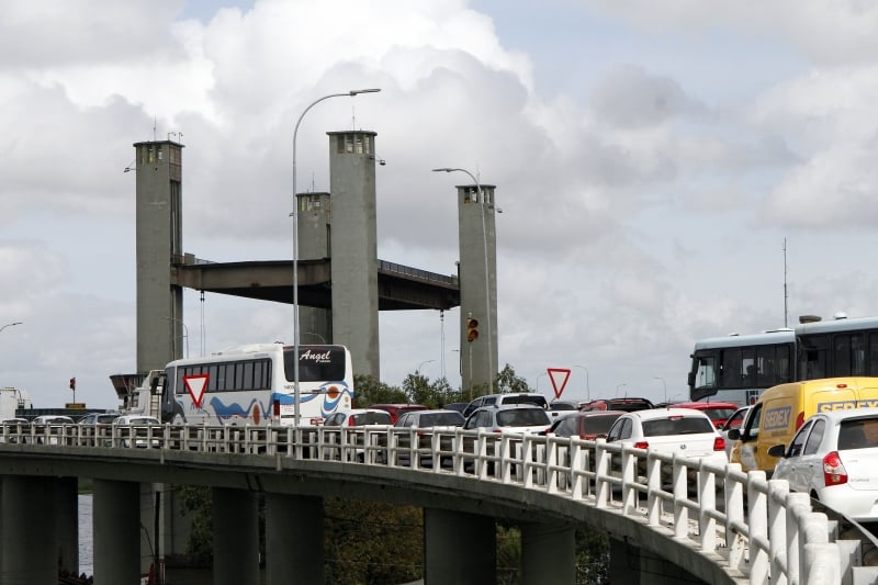 Paralisa&ccedil;&atilde;o na ponte impacta suprimento da Capital 