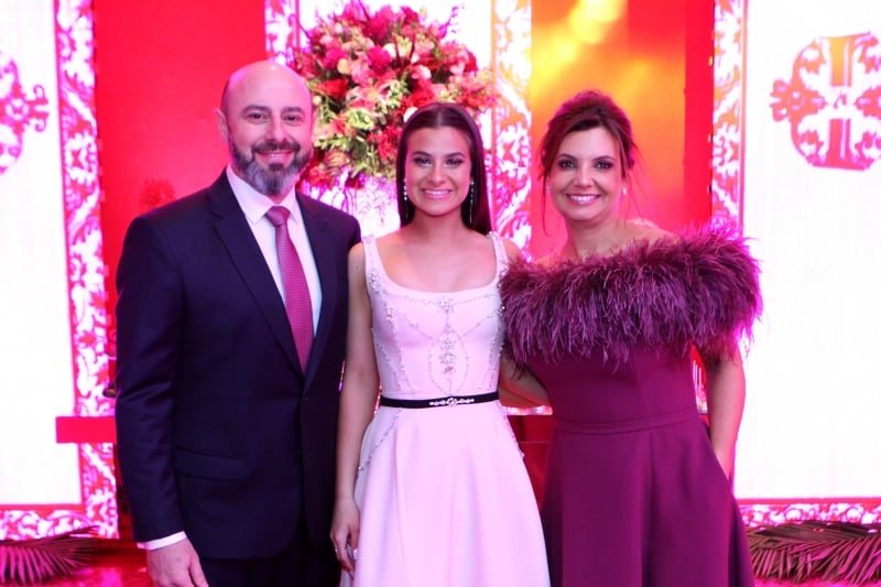 Isabela Pacheco Pires entre seus pais, Nelson e Adriana Pires 