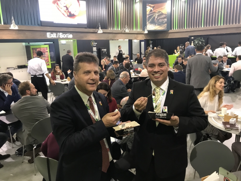 Fbio Medeiros (d) observa que a briga  por fatia maior no chamado mercado de nicho