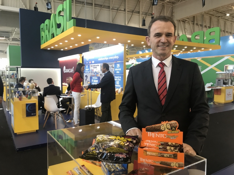 {'nm_midia_inter_thumb1':'https://www.jornaldocomercio.com/_midias/jpg/2018/10/22/206x137/1_6_sial_estande_brasil_peccin_direceu_pezzin_presidente-8515089.jpg', 'id_midia_tipo':'2', 'id_tetag_galer':'', 'id_midia':'5bce38cf79793', 'cd_midia':8515089, 'ds_midia_link': 'https://www.jornaldocomercio.com/_midias/jpg/2018/10/22/6_sial_estande_brasil_peccin_direceu_pezzin_presidente-8515089.jpg', 'ds_midia': '8_Sial_estande_brasil_Peccin_Dirceu_Pezzin_presidente.jpg', 'ds_midia_credi': 'PATRÍCIA COMUNELLO /ESPECIAL/JC/', 'ds_midia_titlo': '8_Sial_estande_brasil_Peccin_Dirceu_Pezzin_presidente.jpg', 'cd_tetag': '1', 'cd_midia_w': '800', 'cd_midia_h': '600', 'align': 'Middle'}