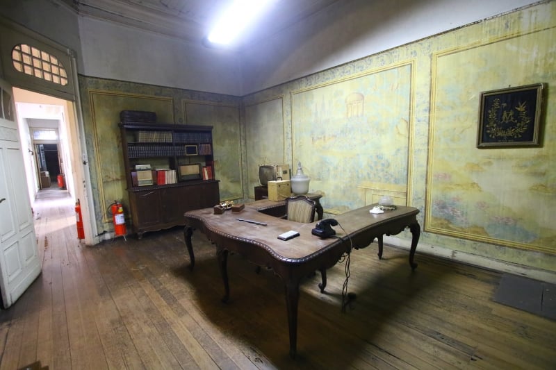 Vitrais, pinturas e m&oacute;veis de &eacute;poca seguem distantes do olhar de visitantes