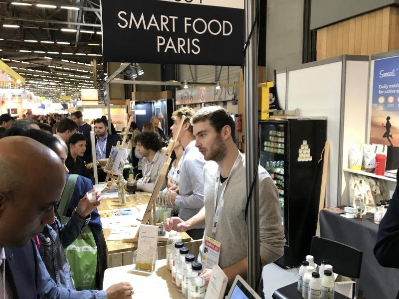 {'nm_midia_inter_thumb1':'https://www.jornaldocomercio.com/_midias/jpg/2018/10/23/206x137/1_12_sial_paris_area_startups_smart_food_paris_geral-8516574.jpg', 'id_midia_tipo':'2', 'id_tetag_galer':'', 'id_midia':'5bcf8d34d9528', 'cd_midia':8516574, 'ds_midia_link': 'https://www.jornaldocomercio.com/_midias/jpg/2018/10/23/12_sial_paris_area_startups_smart_food_paris_geral-8516574.jpg', 'ds_midia': '12_Sial_Paris_area_startups_Smart_Food_Paris_geral  ', 'ds_midia_credi': 'PATRÍCIA COMUNELLO /ESPECIAL/JC', 'ds_midia_titlo': '12_Sial_Paris_area_startups_Smart_Food_Paris_geral  ', 'cd_tetag': '1', 'cd_midia_w': '800', 'cd_midia_h': '600', 'align': 'Left'}