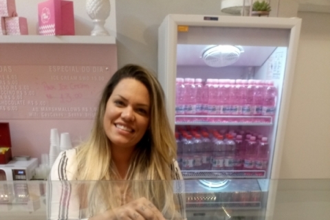 Cl�udia viaja uma vez por ano ao exterior para atualizar a Caucakes