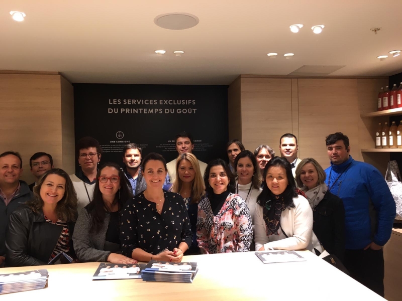 Comitiva do Brasil visitou lojas-modelo na gastronomia parisiense, como a de Emmanuelle Touboul (centro)