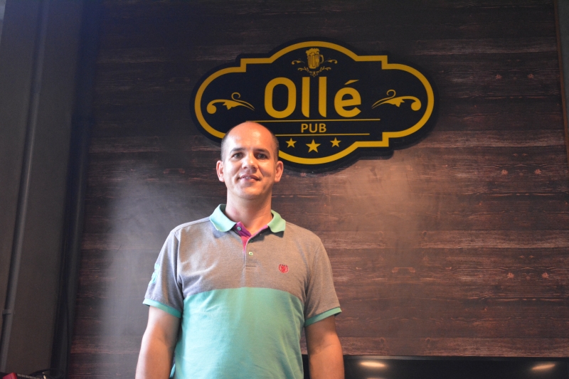 Anderson Pacheco, proprietário do Ollé Pub, conta que a maioria da clientela é composta de universitários Foto: Guilherme Chaves/Divulgação/JC