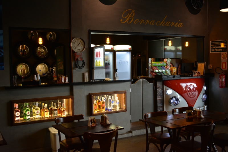 A maioria da clientela do Ollé é composta por universitários Foto: Guilherme Chaves/Divulgação/JC