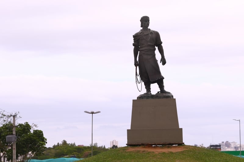 Estátua do Laçador é um dos símbolos da cultura os gaúchos, que rivalizam com os vizinhos