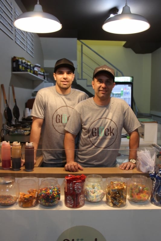 Mauro e Marcelo conquistaram a clientela com os bubble waffles Foto: STEPHANY FOSCARINI/DIVULGA&Ccedil;&Atilde;O/JC