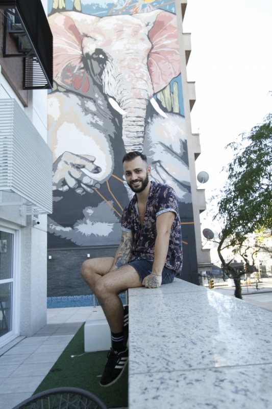 A arte de Renam, al&eacute;m de trabalhar para marcas, tem papel social Foto: MARIANA CARLESSO/JC