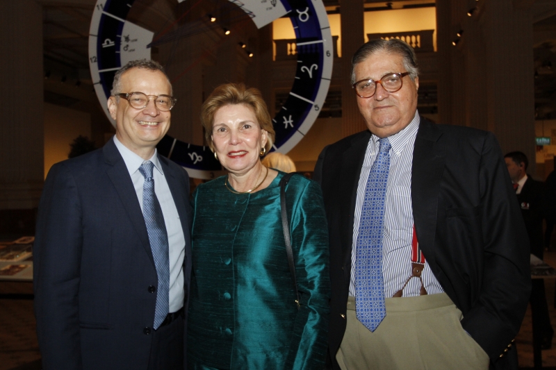 Carlos Trevi com Lecticia e José Paulo Cavalcanti, que emprestaram sua coleção particular  
