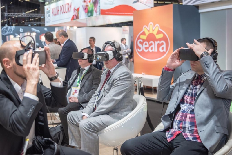 Óculos de VR transporta participantes de feira em Paris para uma granja
