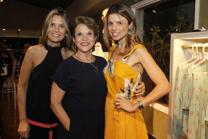 Karine, Nágila e Karoline Ourique na loja Forwoman 