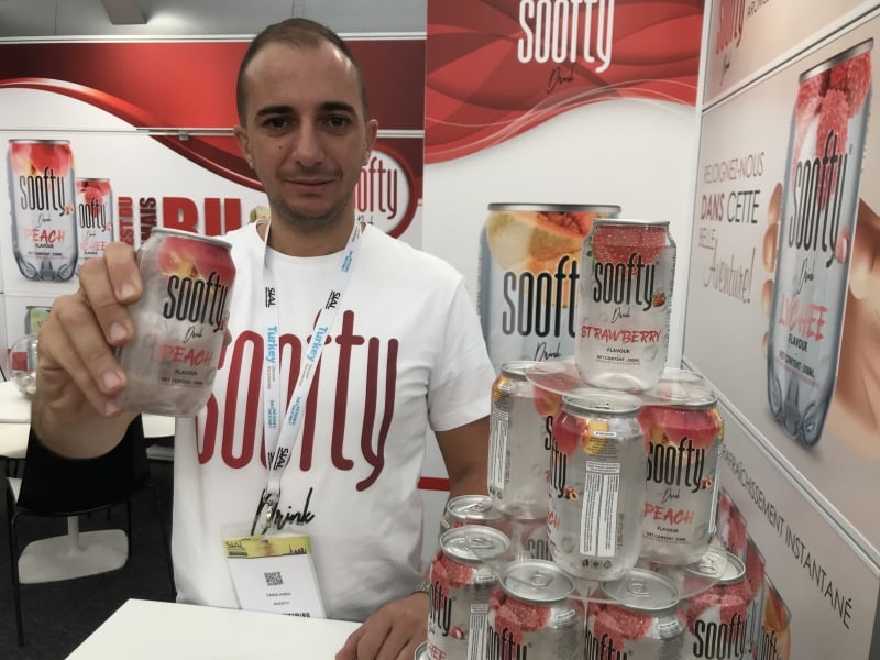 {'nm_midia_inter_thumb1':'https://www.jornaldocomercio.com/_midias/jpg/2018/10/25/206x137/1_soofty_lata_de_plastico_farid_aissa_fundador-8519614.jpg', 'id_midia_tipo':'2', 'id_tetag_galer':'', 'id_midia':'5bd24d62b3f2f', 'cd_midia':8519614, 'ds_midia_link': 'https://www.jornaldocomercio.com/_midias/jpg/2018/10/25/soofty_lata_de_plastico_farid_aissa_fundador-8519614.jpg', 'ds_midia': 'Bebidas sucesso Soofty lata de plastico fundador Farid Aissa', 'ds_midia_credi': 'PATRÍCIA COMUNELLO/ESPECIAL/JC', 'ds_midia_titlo': 'Bebidas sucesso Soofty lata de plastico fundador Farid Aissa', 'cd_tetag': '1', 'cd_midia_w': '800', 'cd_midia_h': '600', 'align': 'Left'}