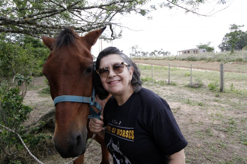 {'nm_midia_inter_thumb1':'https://www.jornaldocomercio.com/_midias/jpg/2018/10/26/206x137/1_mgr261018chicote_nao130-8519774.jpg', 'id_midia_tipo':'2', 'id_tetag_galer':'', 'id_midia':'5bd33ee57cdc3', 'cd_midia':8519774, 'ds_midia_link': 'https://www.jornaldocomercio.com/_midias/jpg/2018/10/26/mgr261018chicote_nao130-8519774.jpg', 'ds_midia': 'Fair explica que, para ser tutor, é preciso atender às exigências do animal', 'ds_midia_credi': 'MARCELO G. RIBEIRO/JC', 'ds_midia_titlo': 'Fair explica que, para ser tutor, é preciso atender às exigências do animal', 'cd_tetag': '1', 'cd_midia_w': '800', 'cd_midia_h': '533', 'align': 'Middle'}