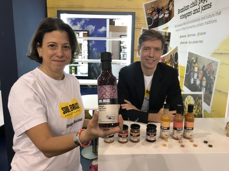 {'nm_midia_inter_thumb1':'https://www.jornaldocomercio.com/_midias/jpg/2018/10/27/206x137/1_3_sial_paris_2018_estande_produtos_brasil_inovadores_soul_cuisine_brasil_leiticia_fedderden_peter_fedderden_fundadores-8520744.jpg', 'id_midia_tipo':'2', 'id_tetag_galer':'', 'id_midia':'5bd4d64d2f7b1', 'cd_midia':8520744, 'ds_midia_link': 'https://www.jornaldocomercio.com/_midias/jpg/2018/10/27/3_sial_paris_2018_estande_produtos_brasil_inovadores_soul_cuisine_brasil_leiticia_fedderden_peter_fedderden_fundadores-8520744.jpg', 'ds_midia': '3_Sial Paris 2018 Estande produtos Brasil inovadores_soul_cuisine_brasil_Leiticia_Fedderden_Peter_fedderden_fundadores', 'ds_midia_credi': 'PATRICIA COMUNELLO/ESPECIAL/JC', 'ds_midia_titlo': '3_Sial Paris 2018 Estande produtos Brasil inovadores_soul_cuisine_brasil_Leiticia_Fedderden_Peter_fedderden_fundadores', 'cd_tetag': '1', 'cd_midia_w': '800', 'cd_midia_h': '600', 'align': 'Left'}