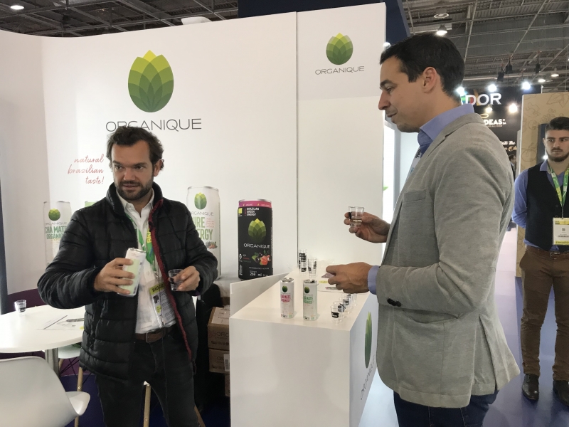 {'nm_midia_inter_thumb1':'https://www.jornaldocomercio.com/_midias/jpg/2018/10/27/206x137/1_8_sial_paris_2018_estande_produtos_brasil_inovadores_organique_bebida_mate_joao_paulo_mattamini_conversa_compotencial_cliente-8520748.jpg', 'id_midia_tipo':'2', 'id_tetag_galer':'', 'id_midia':'5bd4d64d2f7b1', 'cd_midia':8520748, 'ds_midia_link': 'https://www.jornaldocomercio.com/_midias/jpg/2018/10/27/8_sial_paris_2018_estande_produtos_brasil_inovadores_organique_bebida_mate_joao_paulo_mattamini_conversa_compotencial_cliente-8520748.jpg', 'ds_midia': '8_Sial Paris 2018 Estande produtos Brasil inovadores_organique_bebida_mate_joao_paulo_mattamini_conversa compotencial cliente.jpg', 'ds_midia_credi': 'PATRICIA COMUNELLO/ESPECIAL/JC', 'ds_midia_titlo': '8_Sial Paris 2018 Estande produtos Brasil inovadores_organique_bebida_mate_joao_paulo_mattamini_conversa compotencial cliente.jpg', 'cd_tetag': '1', 'cd_midia_w': '800', 'cd_midia_h': '600', 'align': 'Left'}