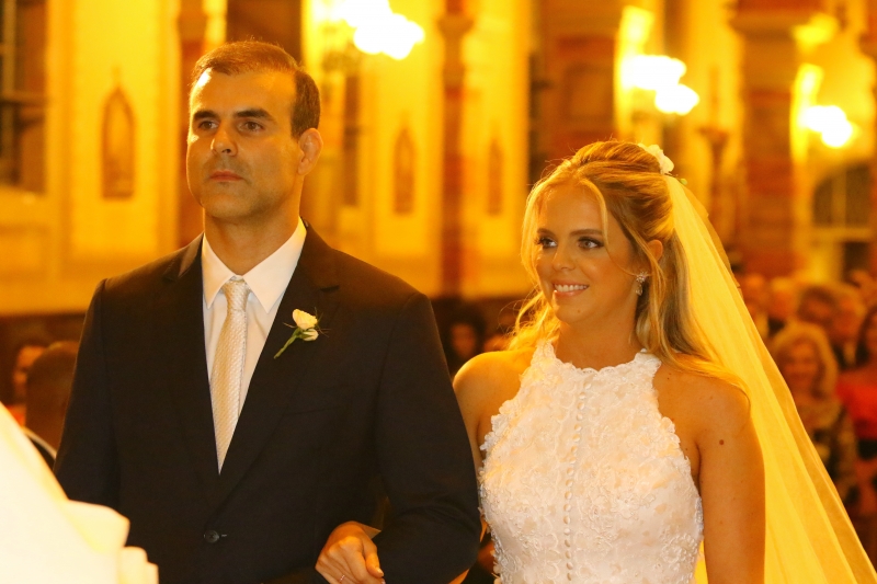 Rafael Jardim Cestari e Marina Schneider Noll recebendo a benção 