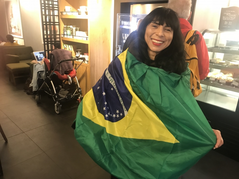 Gláucia saiu de Orléans e foi votar enrolada na bandeira do Brasil