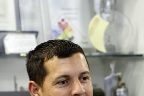 Simões faz doces para vender, enquanto procura um emprego com carteira assinada