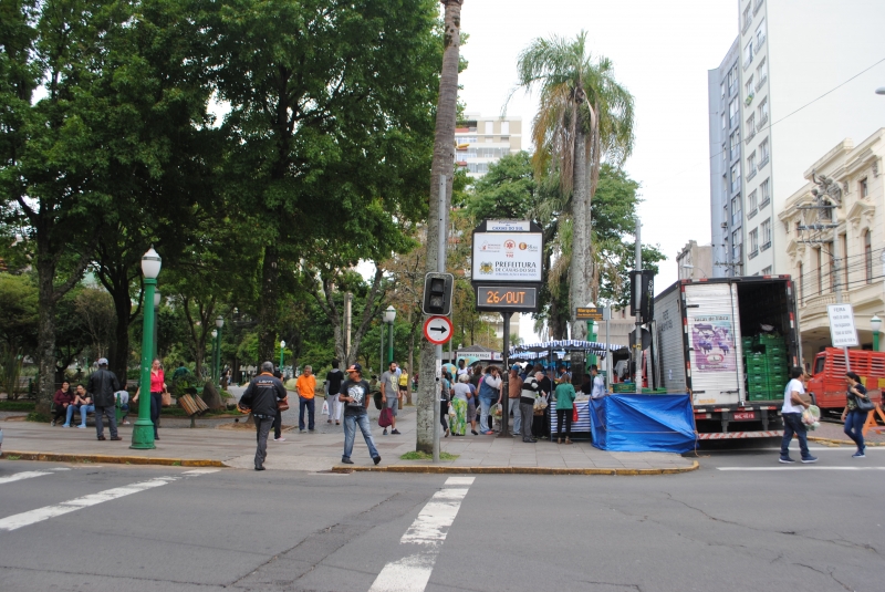 Feira recebe mais de 10 mil pessoas por semana e conta com 30 associações com produtos em exposição
