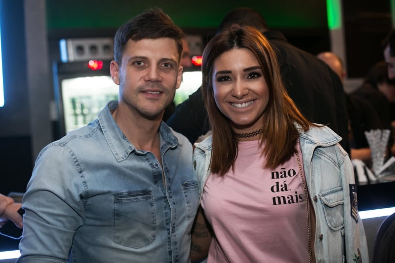 Wolf Rowell e Aline Andrade em noite animada no SUI Rooftop