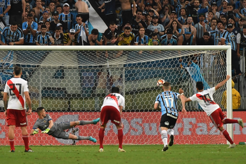 Gonzalo Martinez anota o tento da classificação dos argentinos